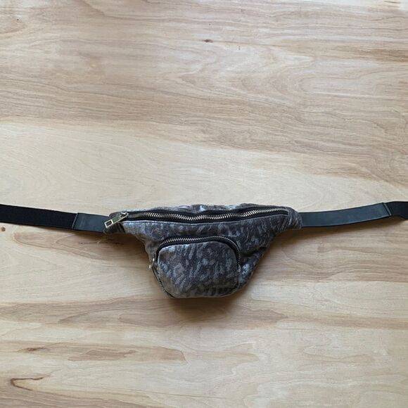 Steve Madden Belt Bag - Picture 2 of 10